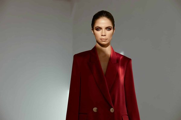 Comment intégrer des chapeaux en paille dans une tenue de ville sans paraître trop décontractée?