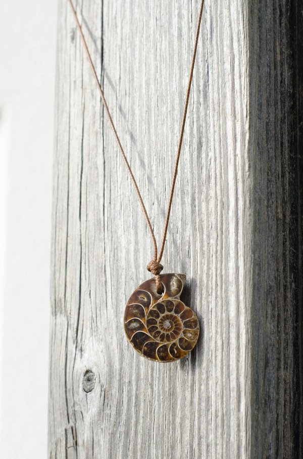 Comment intégrer des accessoires en coquillages dans une tenue de soirée estivale?