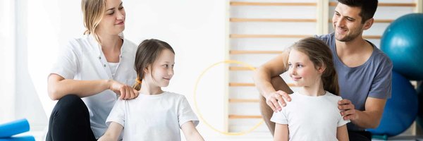 Quels sont les meilleurs exercices pour améliorer la posture et prévenir les douleurs dorsales chez les femmes travaillant en bureau?